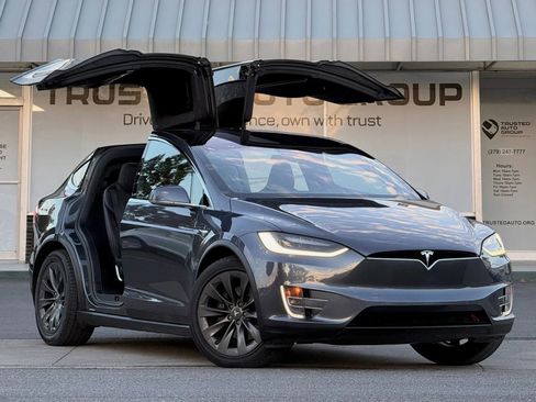 Used 2018 Tesla Model X 75D AWD/4WD image 2