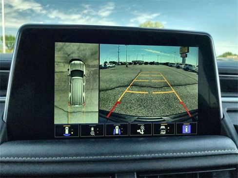 Used 2024 GMC Yukon SLT w/ SLT Premium Package image 17