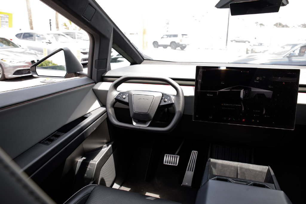 Used 2025 Tesla Cybertruck AWD Crew Cab image 9
