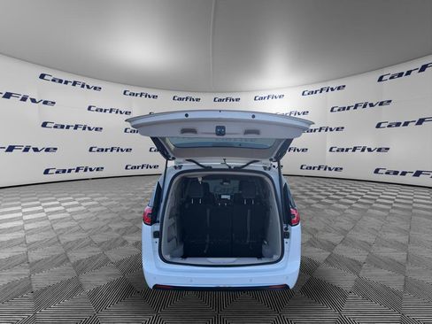 Used 2023 Chrysler Pacifica Touring-L FWD image 14