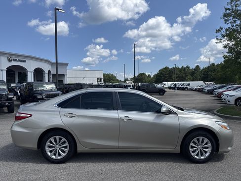 Used 2015 Toyota Camry LE FWD image 8