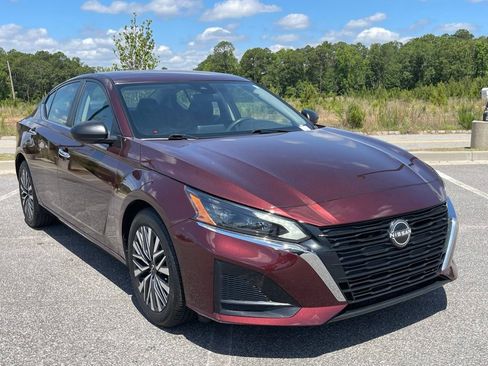 Used 2024 Nissan Altima 2.5 SV FWD image 13
