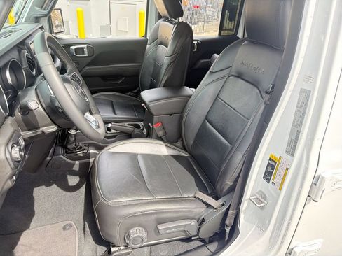 Used 2023 Jeep Wrangler Unlimited Sahara AWD/4WD image 13