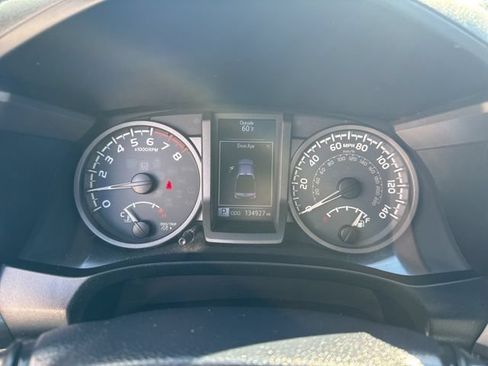 Used 2017 Toyota Tacoma TRD Off-Road w/ Premium & Technology Package AWD/4WD image 21