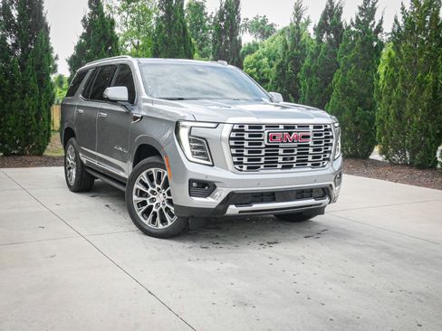 Used 2026 GMC Yukon Denali w/ Sun & Power Step Package AWD/4WD image 2