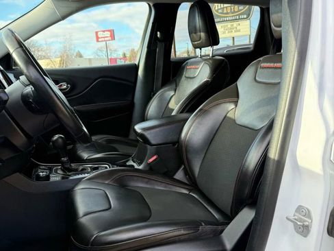 Used 2020 Jeep Cherokee Trailhawk image 10