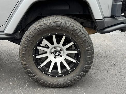 Used 2017 Jeep Wrangler Unlimited Sahara image 34