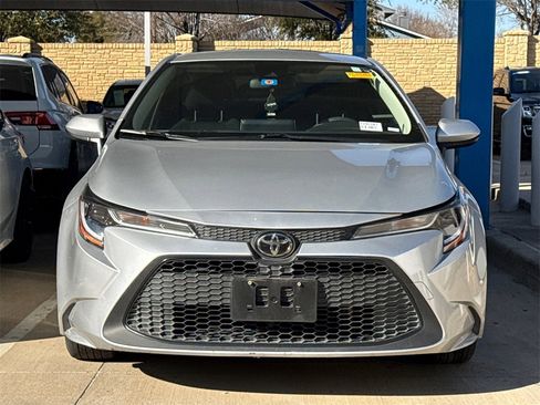 Used 2021 Toyota Corolla LE image 2