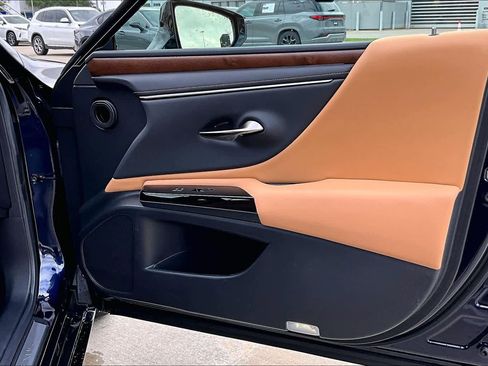 Certified 2025 Lexus ES 300h w/ Premium Package image 23