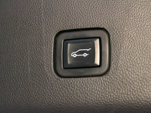 Used 2023 Chevrolet Traverse LT FWD image 17