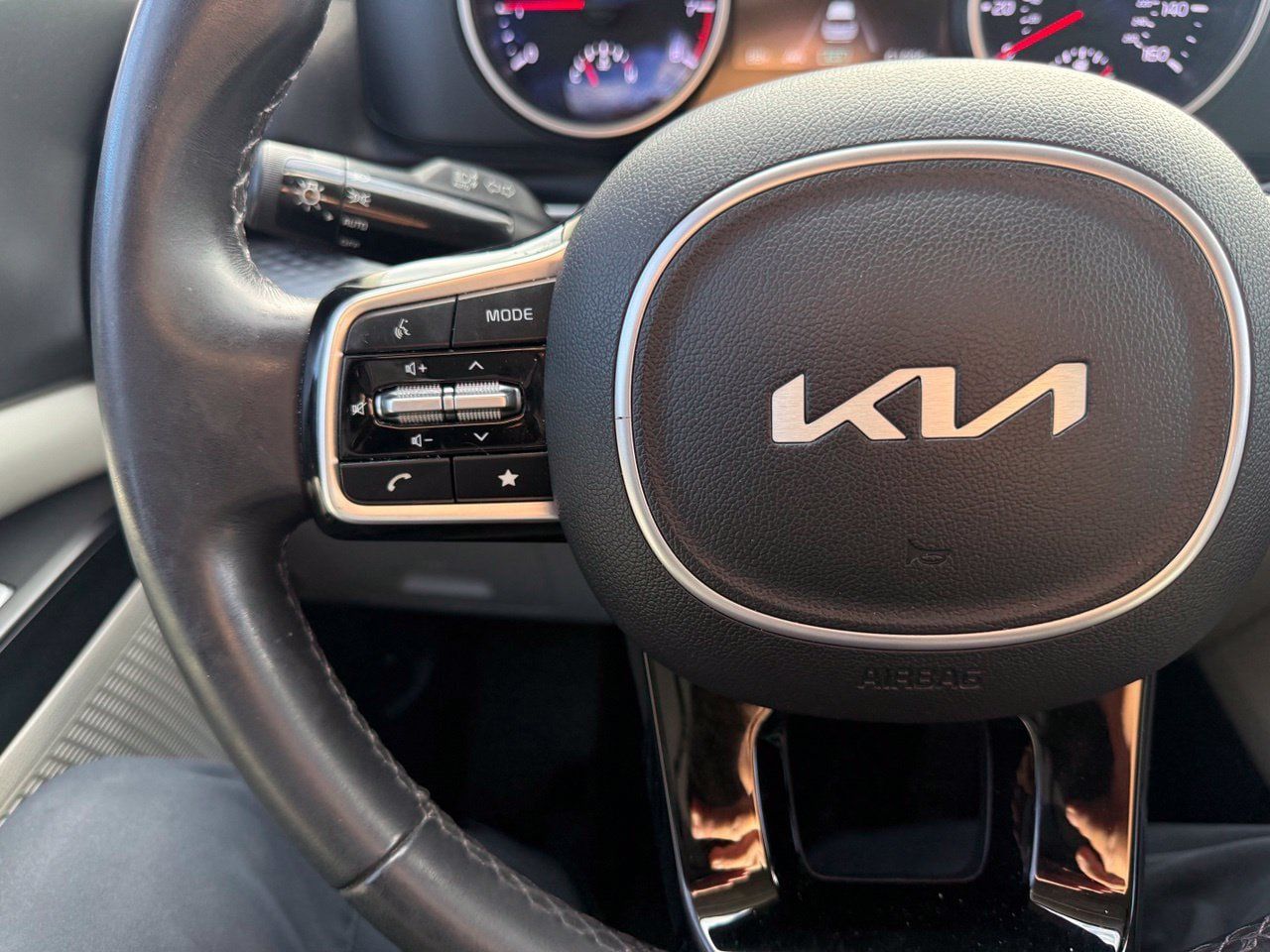 Used 2022 Kia Carnival LX FWD image 20
