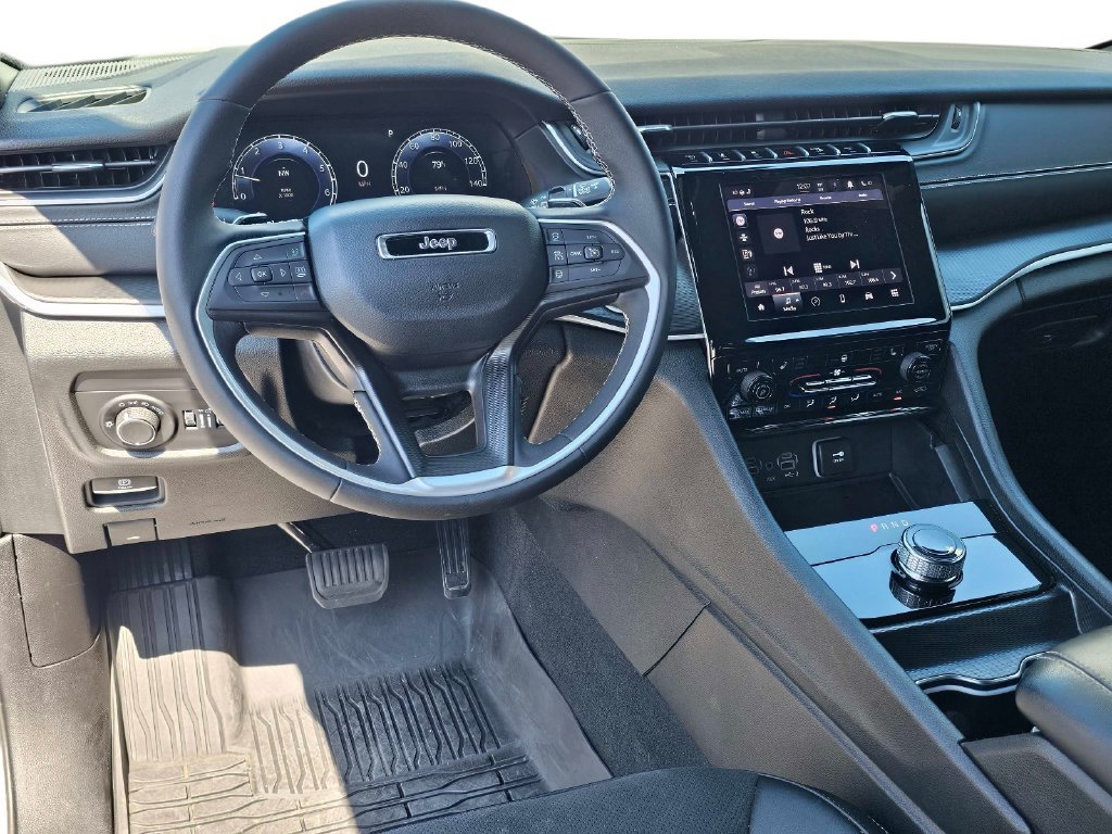 Used 2025 Jeep Grand Cherokee Altitude AWD/4WD image 32