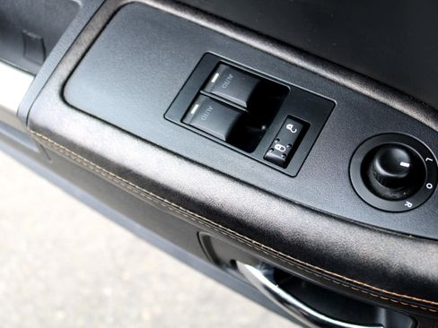 Used 2014 Dodge Challenger SXT image 17