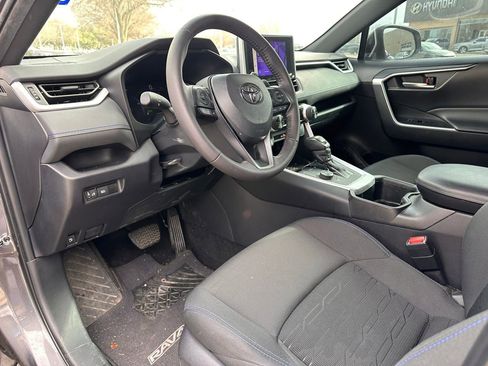 Used 2024 Toyota RAV4 SE image 18