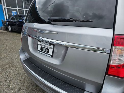 Used 2016 Chrysler Town & Country Touring image 19