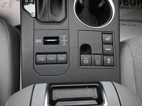 Used 2023 Toyota Highlander LE AWD/4WD image 9
