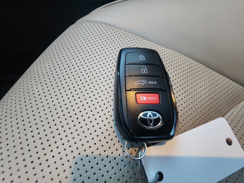 Used 2024 Toyota Highlander Platinum image 25