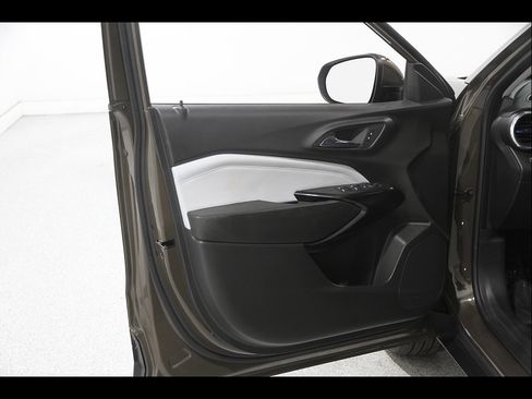 Used 2024 Chevrolet Trax LT w/ LT Convenience Package FWD image 4