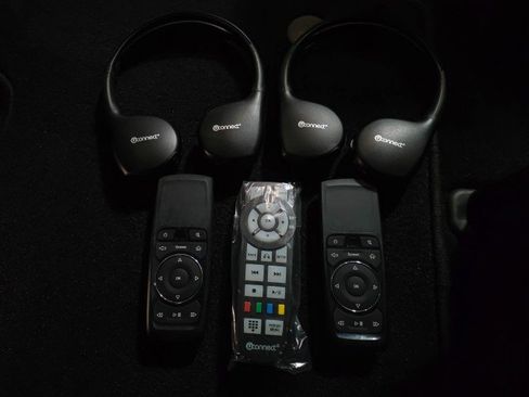 Used 2017 Chrysler Pacifica Limited image 26