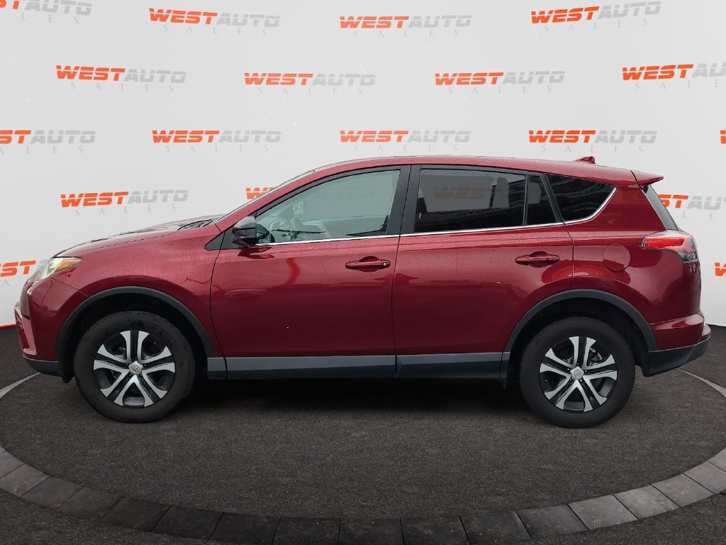 Used 2018 Toyota RAV4 LE AWD/4WD image 2
