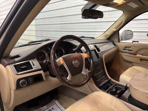 Used 2011 Cadillac Escalade ESV Premium image 12