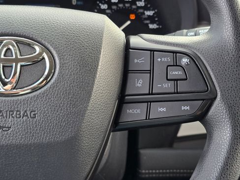 Used 2025 Toyota Sienna LE FWD image 31
