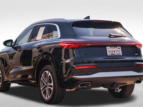 Used 2025 Audi Q5 Premium w/ Convenience Package image 4