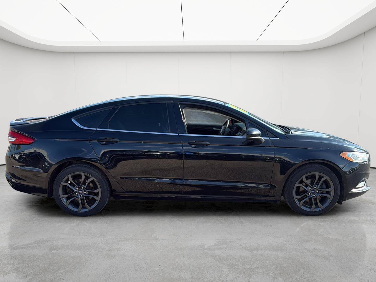 Used 2018 Ford Fusion SE w/ Equipment Group 201A AWD/4WD image 3