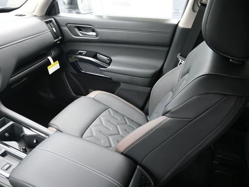 New 2026 Nissan Pathfinder Platinum FWD image 11