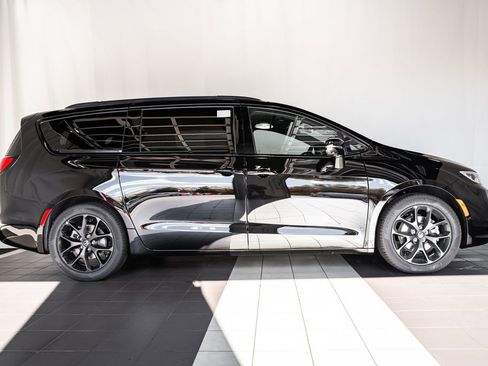 New 2026 Chrysler Pacifica Limited image 3