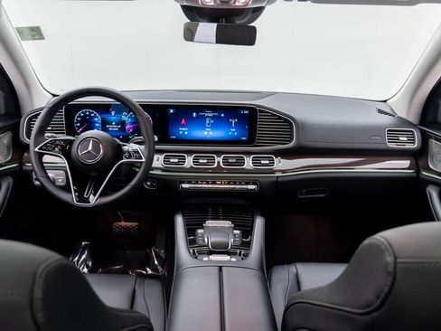 Used 2024 Mercedes-Benz GLS 450 4MATIC image 9