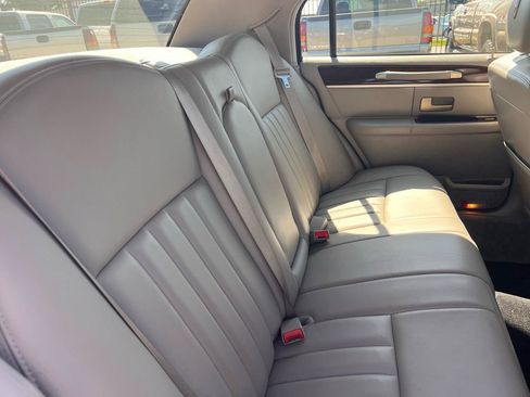 Used 2006 Lincoln Town Car Signature RWD image 31