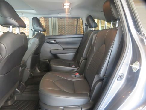 Used 2020 Toyota Highlander XLE FWD image 21