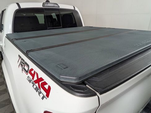 Used 2017 Toyota Tacoma TRD Sport w/ Tow Package (A/T) image 12