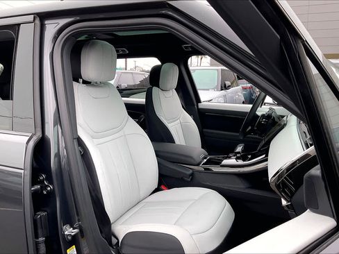 Used 2025 Land Rover Range Rover Sport Dynamic SE image 10