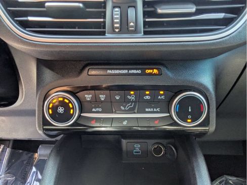 Used 2022 Ford Escape SE w/ Cold Weather Package AWD/4WD image 27