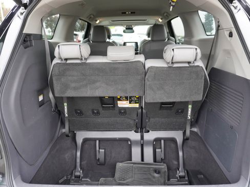 Used 2022 Toyota Sienna XLE image 11