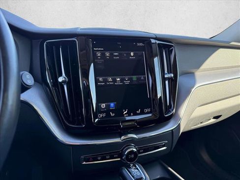 Used 2020 Volvo XC60 T5 Momentum image 15