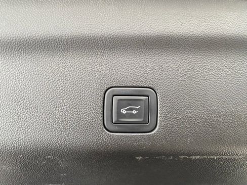 Used 2021 GMC Yukon Denali w/ Denali Premium Package image 8