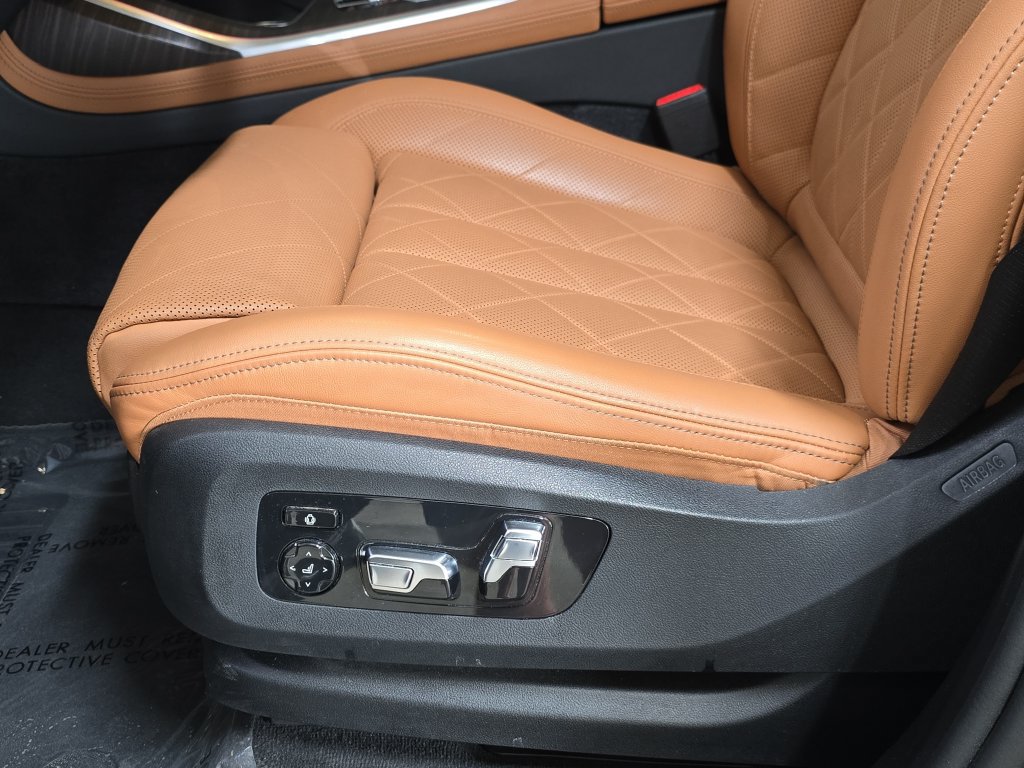 Used 2024 BMW X7 xDrive40i w/ Premium Package AWD/4WD image 28