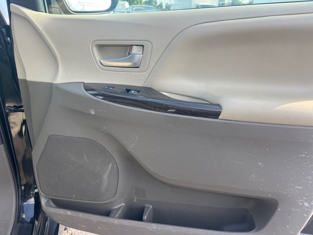 Used 2020 Toyota Sienna XLE AWD/4WD image 17