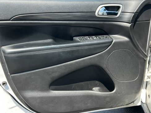 Used 2019 Jeep Grand Cherokee Laredo AWD/4WD image 14