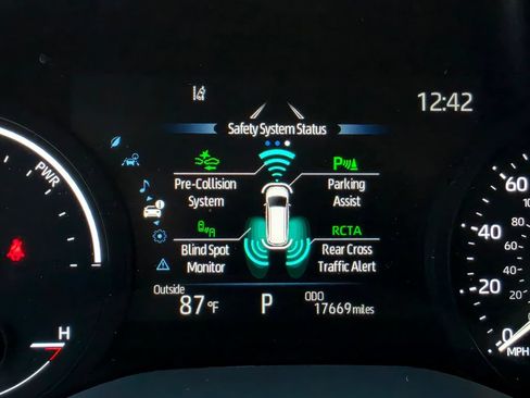 Used 2026 Toyota Sienna XLE FWD image 37
