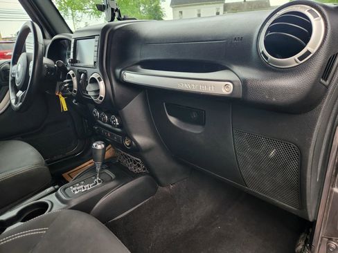 Used 2016 Jeep Wrangler Unlimited Sahara w/ Connectivity Group AWD/4WD image 36