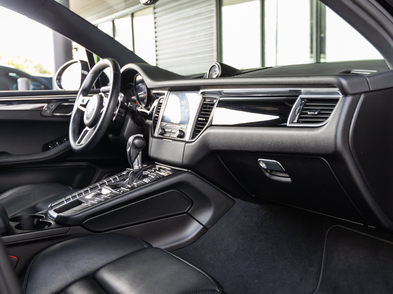 Used 2018 Porsche Macan Sport Edition AWD/4WD image 39