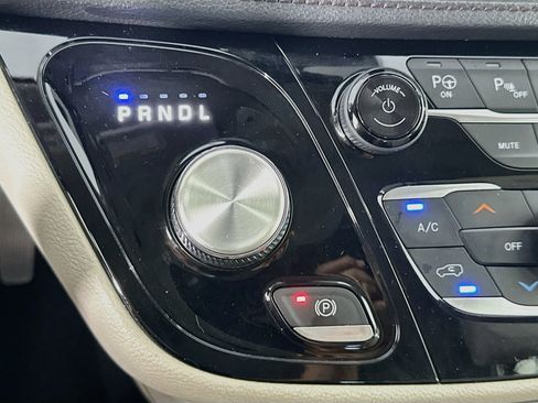 Used 2020 Chrysler Pacifica Limited w/ Tire & Wheel Group FWD image 25