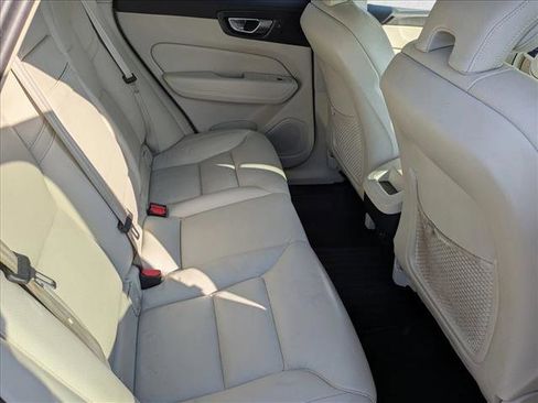Used 2021 Volvo XC60 T5 Momentum w/ Premium Package image 17