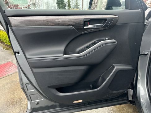 Certified 2025 Toyota Highlander Limited image 11