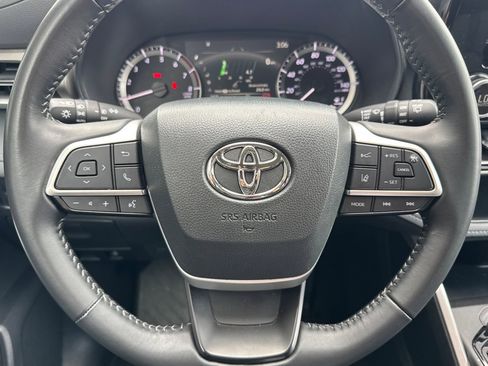 Used 2025 Toyota Highlander LE FWD image 17