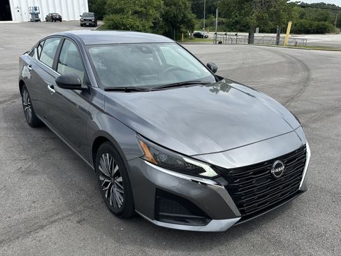 Used 2025 Nissan Altima 2.5 SV FWD image 2